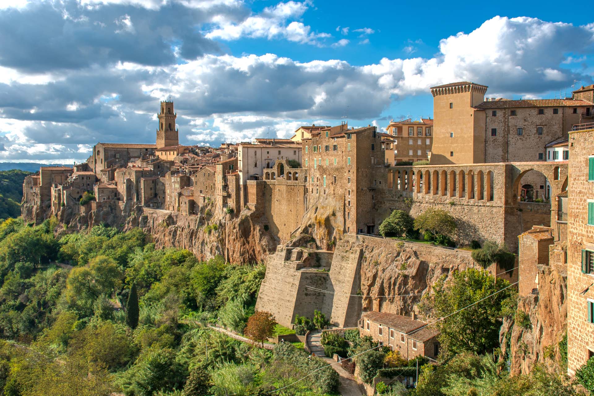 Pitigliano linn tufikaljul